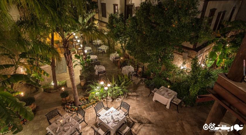 رستوران فضای باز هتل در شب